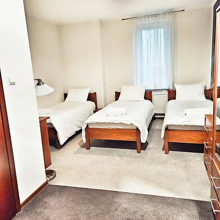 I Restauracja W Luboniu فندق 2*